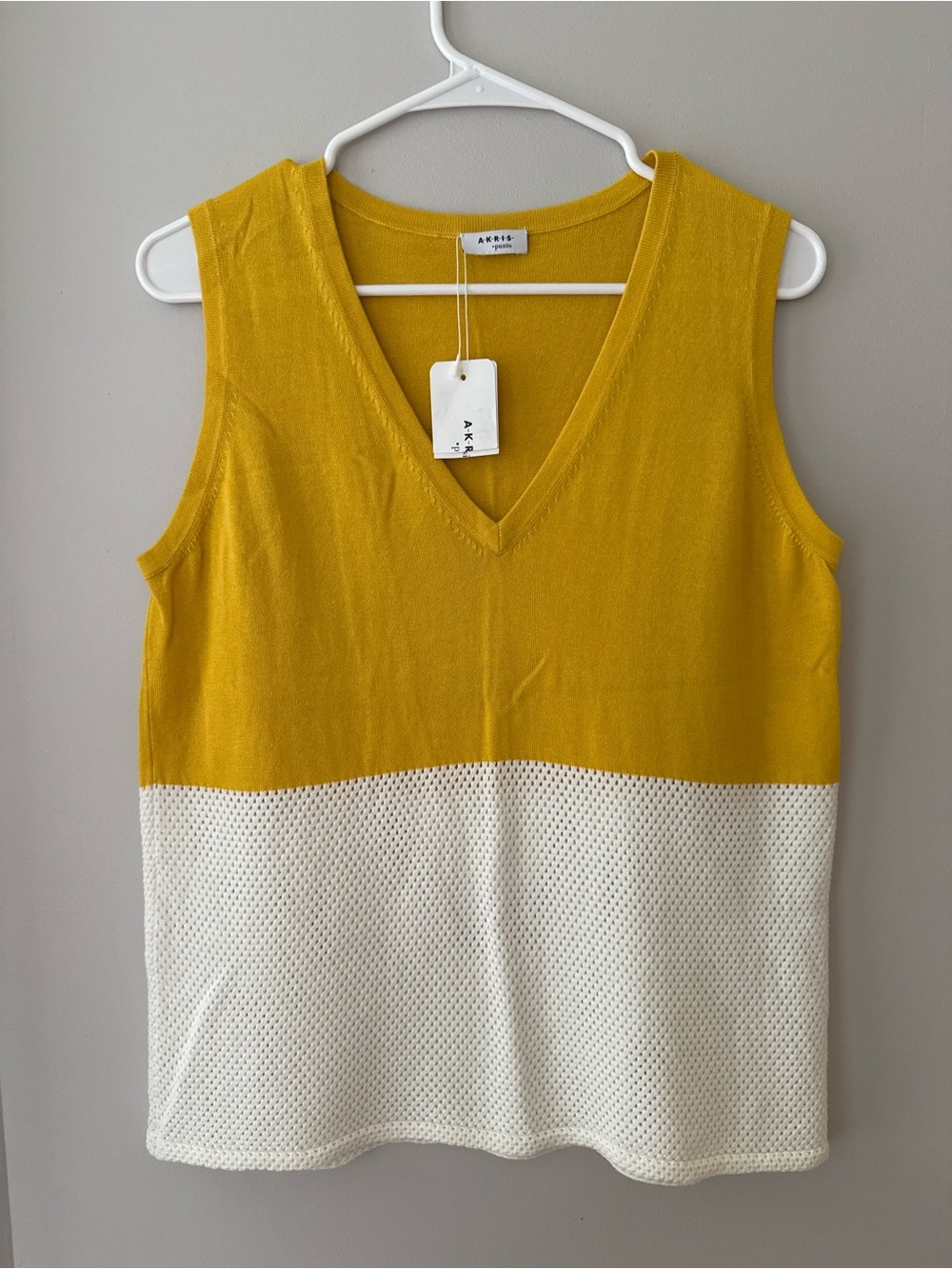 Akris Punto Mustard and White V-Neck Sleeveless Knit Top Size 10